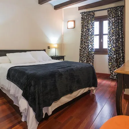 Teresitas Junto A La Catedral * Toledo