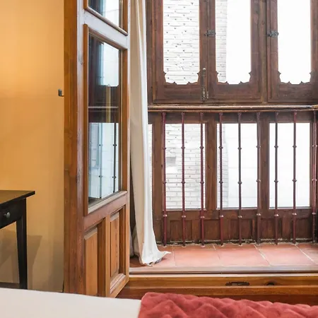 Teresitas Junto A La Catedral Toledo