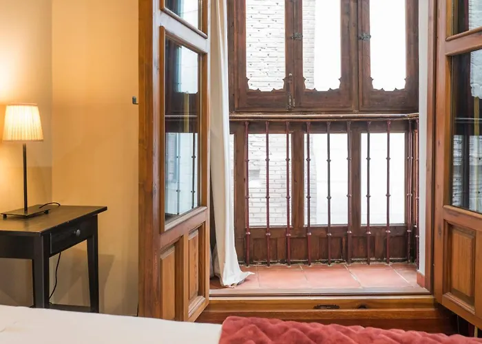 Teresitas Junto A La Catedral Толедо